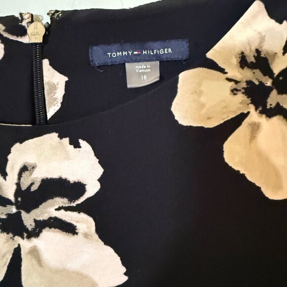 Tommy Hilfiger Black/White Floral dress with medium length flare sleeves - Picture 2 of 6
